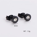 Vista macro de pendientes negros de 6mm con números romanos y un cristal central brillante - 6mm / Negro