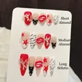 Press-on nagels met rode sterpatronen en metalen NY-bedeltjes in drie verschillende vormen - Extra Klein (XS) / Korte Amandel (72)