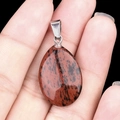 Colgante de gota de piedra jaspe rojo y negro natural con cierre de metal plateado - Piedra de Cisne Dorado (1 pieza)