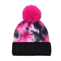 Détail du bonnet en maille tie-dye avec pompon en fourrure rose et revers noir côtelé - Tie-Dye Rose & Noir