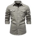 Dettaglio di una camicia da lavoro in twill di cotone verde militare con due tasche sul petto - S / Verde Militare Chiaro