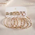 Set di 12 orecchini dorati con perle e strass su cartoncino da esposizione - Perno in argento combinazione dorata / Oro (Set da 12 pezzi)