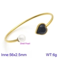 Gouden open armband met witte parel en blauwe hartvormige steen, maat 56x2,5mm luxe - Goud Donkerblauw Hart Schelpparel Stijl (KB123105-K)