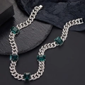 Detail einer Hip-Hop-Cuban-Kette mit smaragdgrünen Steinen und Pavé-Strasssteinen - Halskette 18 Zoll (45 cm) / Silber