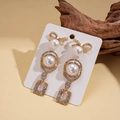 Dettaglio del set di orecchini dorati con perle, strass e design a fiocco eleganti - Stile Fiocco Dorato (Set da 6)