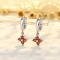 Elegante silberfarbene Blumen-Ohrhänger mit leuchtend orangeroten Zirkonia-Steinen - Granatrot Zirkonia Kleeblatt / Weißgold