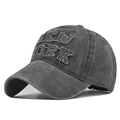 Dettaglio del ricamo NEW YORK su cappello da baseball in cotone lavato - Regolabile / Verde Militare Lavato