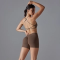 Detail von kaffeebraunem Yoga-Set mit Überkreuz-Rücken-BH und Push-up-Shorts - Braun