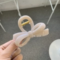 Eleganter Schleifen-Haarclip aus Harz in Beige mit starker goldener Metallfeder - Ca. 8cm / Helles Nude-Rosa