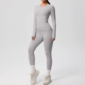 Dettaglio dei leggings da yoga a vita alta e top a maniche lunghe in grigio chiaro - Grigio Ghiaccio