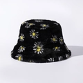 Detailansicht des schwarzen Angora-Imitat Fischerhuts mit weißen Gänseblümchen - Verstellbar / Schwarz Mit Weißen Blumen