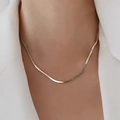 Minimalistische goldene Schlangenkette aus Titanstahl am Hals eines Frauenmodells - Flache Gliederkette 40+5cm / Silber