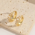 Französische Vintage-Creolen in Gold mit weißen Perlen auf einer natürlichen Steinoberfläche - Gold Vintage Perlen Reifen