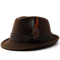 Brauner Wollfilzhut mit Ripsband und Federakzent in einer 45-Grad-Ansicht für Damen und Herren - M (56-58cm) / Kaffeebraun