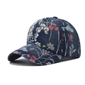 Dettaglio della stampa floreale sul cappellino in denim blu con cuciture rifinite - Regolabile / Denim Blu Notte