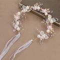 Blumen-Prinzessin-Haarreif mit rosa Seidenblumen und weißen Perlen auf braunem Grund - Rosa Perlenblume