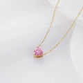 Collar de cadena dorada con colgante de gema rosa en forma de corazón sobre seda blanca - Oro de 14K + Circonita Rosa