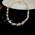 Détail d'un collier de perles de luxe avec strass étincelants et fermoir doré ajustable - Collier de perles dorées