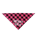 Détail d'un bandana pour chien à carreaux rose et noir avec imprimé Birthday Girl - Bandana d'anniversaire rose à carreaux pour fille