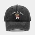 Detalle del bordado Lucky So Bear en una gorra de béisbol de algodón gris lavado retro - Ajustable / Negro