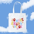 Witte canvas shopper met Do What Brings You Joy print tegen een zonnige blauwe lucht - Doe wat je vreugde brengt / Kunstdruk