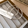 Classici orecchini a cerchio in argento in una scatola di velluto grigio con decoro minimal - Diametro 50mm / Argento