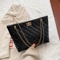 Bolso tote acolchado negro con cadena dorada y elegante cierre de metal - Negro