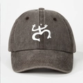 Détail de la broderie grenouille Coqui sur casquette en coton lavé avec fond blanc pur - Taille unique / café
