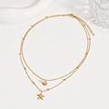 Detalle de collar dorado de doble capa con colgantes de estrella de mar, concha y perla - Estrella De Mar Dorada (TN64)
