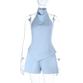 Vista frontal detallada del conjunto de top halter azul claro y pantalones cortos - XS / Azul