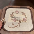 Pulsera bañada en oro rosa 18k con cuatro tréboles rosas y detalles de circonitas - Oro Rosa-Rosa (Estilo Trébol)
