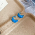 Detail of C-shaped blue enamel hoop earrings with red polka dots and gold-plated finish - Blue With Red Polka Dots (S925 Silver Needle)
