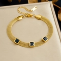 Detailansicht Gold-Mesh-Armband mit drei schwarzen quadratischen Steinen auf Box - Schwarzer Edelstein-Stil (B1968)