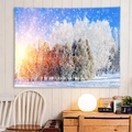 Arazzo con paesaggio forestale invernale e neve per decorazioni murali interne - 150x130cm / Stile 1 - Foresta Invernale Sole