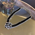 Dettaglio macro del choker rosa in cristallo nero con pietre lucide e catena regolabile - Collana con Fiore di Rosa