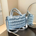 Hellblaue glänzende Puffer-Tasche mit gesteppter Nylon-Textur und Schultergurt - Blau