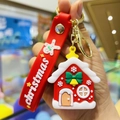 Gros plan d'un porte-clés de Noël maison en pain d'épices avec un cordon rouge stylé - Maison de Noël