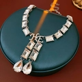 Detalle de collar plateado con cristales de talla pera y rectangular en soporte verde - Collar choker / Plata (Collar)