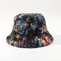 Dettaglio della morbida pelliccia sintetica arcobaleno del cappello a secchiello invernale - M (56-58cm) / Colore 4 (Tie-dye Arcobaleno)