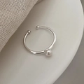 Anello aperto minimalista in argento 925 con piccola perla d'acqua dolce su vassoio ceramico - Aperto Regolabile / E305 Anello con Perla - Argento