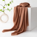 Schal aus Leinenmischung in Karamell mit Fransen auf einem minimalistischen weißen Würfel - 100*190cm / 70 Mocha-Mousse