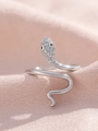 Detailansicht des Schlangenrings aus Silber mit Zirkonia-Mikropflaster und schwarzen Augen - Silber (Weiß K K-639)