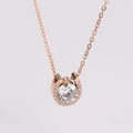 Detalle del colgante de herradura en oro rosa con pavé y circonita cúbica central brillante - Oro rosa