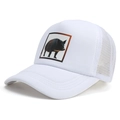 Cappello trucker bianco con toppa cinghiale e rete traspirante visto da un'angolazione 45° - L (58-60cm) / Borgogna