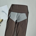 Flach liegende High-Waist Yoga-Leggings mit kontrastierenden Nähten und weichem Stoff - S / Ebenholzbraun