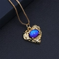 Detail eines goldenen Herzanhängers mit Hammerschlag-Textur und blau-violettem Stein - Box Kette / Blau