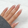 Franse amandel plaknagels met nude roze basis, witte tips en zilveren glitter randjes - Franse Amandelstijl Met Zilveren Glitterrand (Y-405) / Lijm Type
