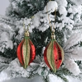 Par de adornos navideños en forma de gota roja y dorada en rama de pino nevada - Carambola / 2 Piezas/Juego