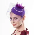 Dettaglio cappellino vintage viola con piume, velo a rete e bordo di perle eleganti - Viola