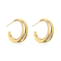 Orecchini a cerchio geometrici a forma di C placcati in oro 14K su sfondo bianco neutro - Geometrico a Forma di C / Oro
